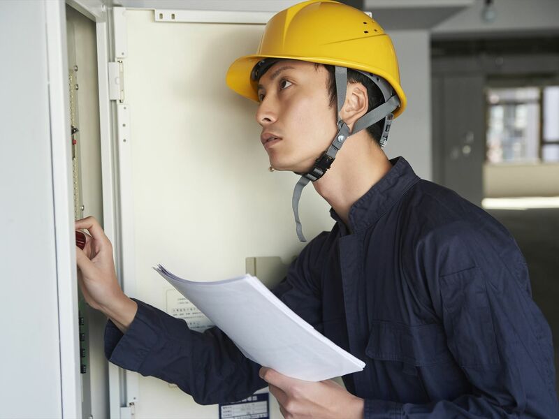 配電盤の確認を行うスタッフ